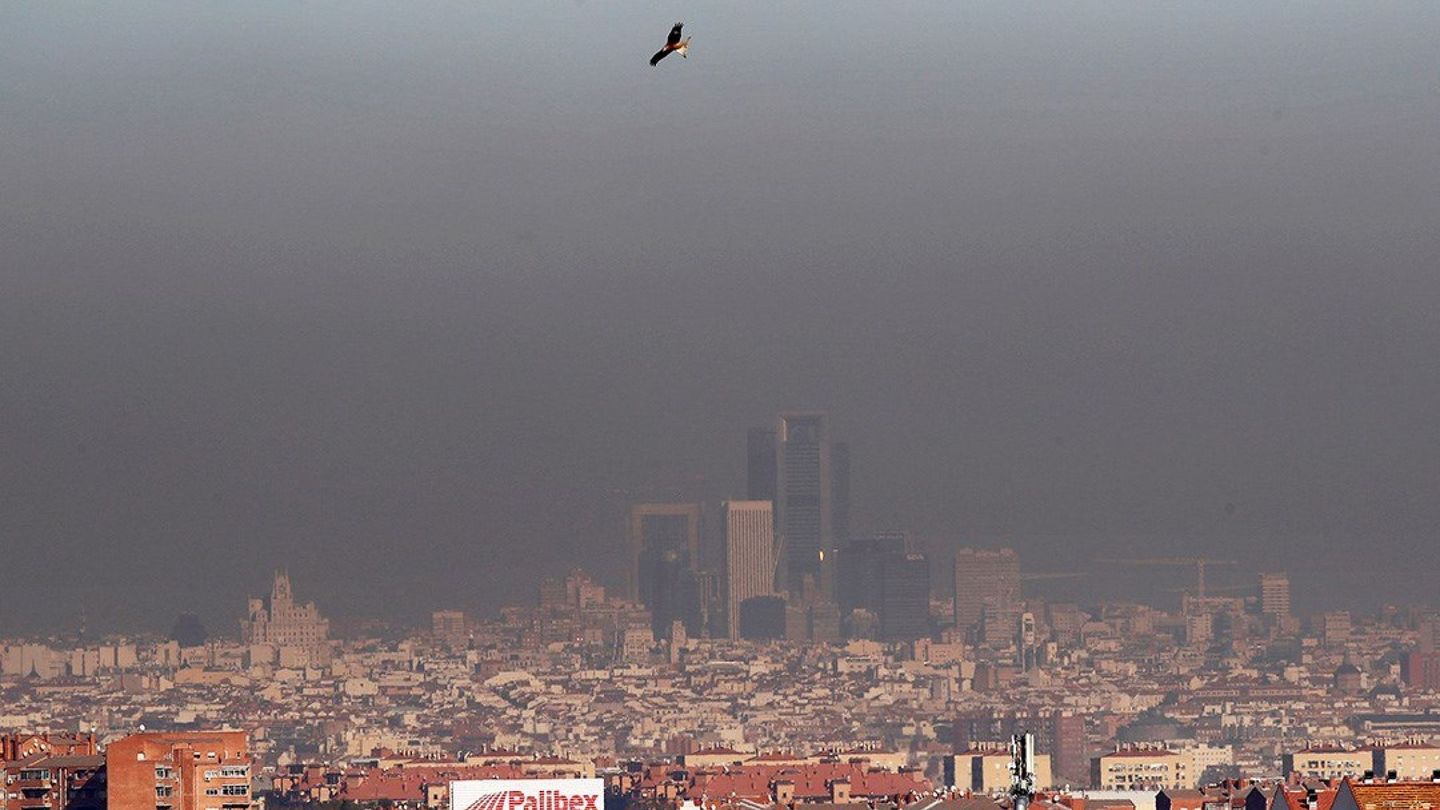 Imágenes de la contaminación en Madrid. (EFE/Juan Carlos Hidalgo)