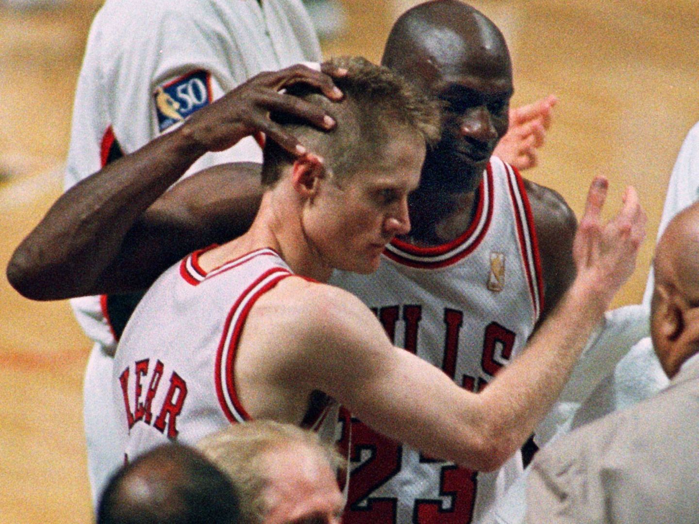 Michael Jordan y Steve Kerr protagonizaron una pelea en un entrenamiento de los Chicago Bulls en 1995. (Reuters)