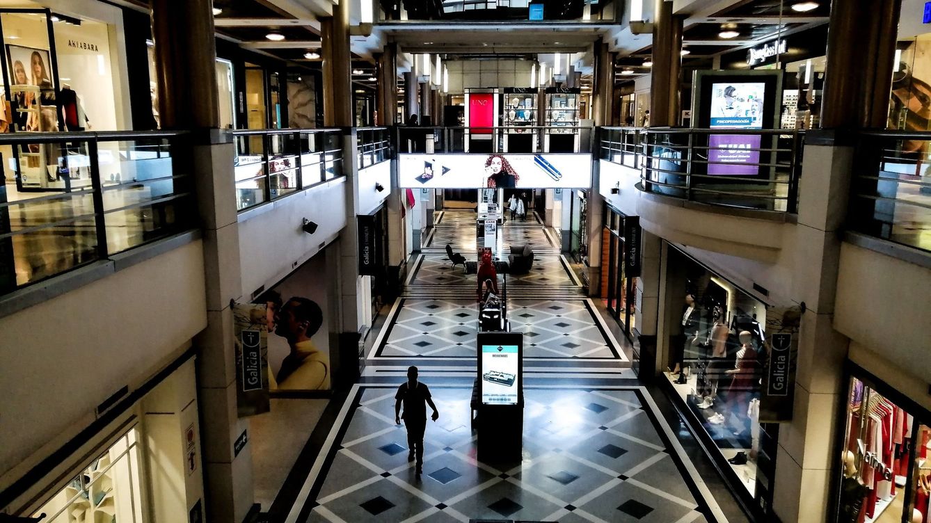 Foto: Centros comerciales y hoteles valen hoy entre un 12% y un 15% menos por el covid. (Foto: Efe)