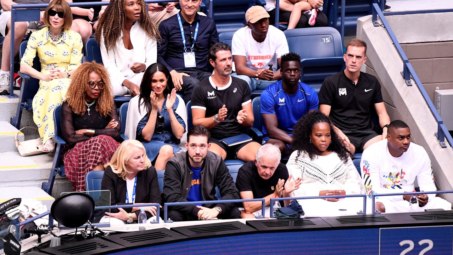 Meghan Markle, junto a la madre y el entrenador de Serena Williams. (Reuters)