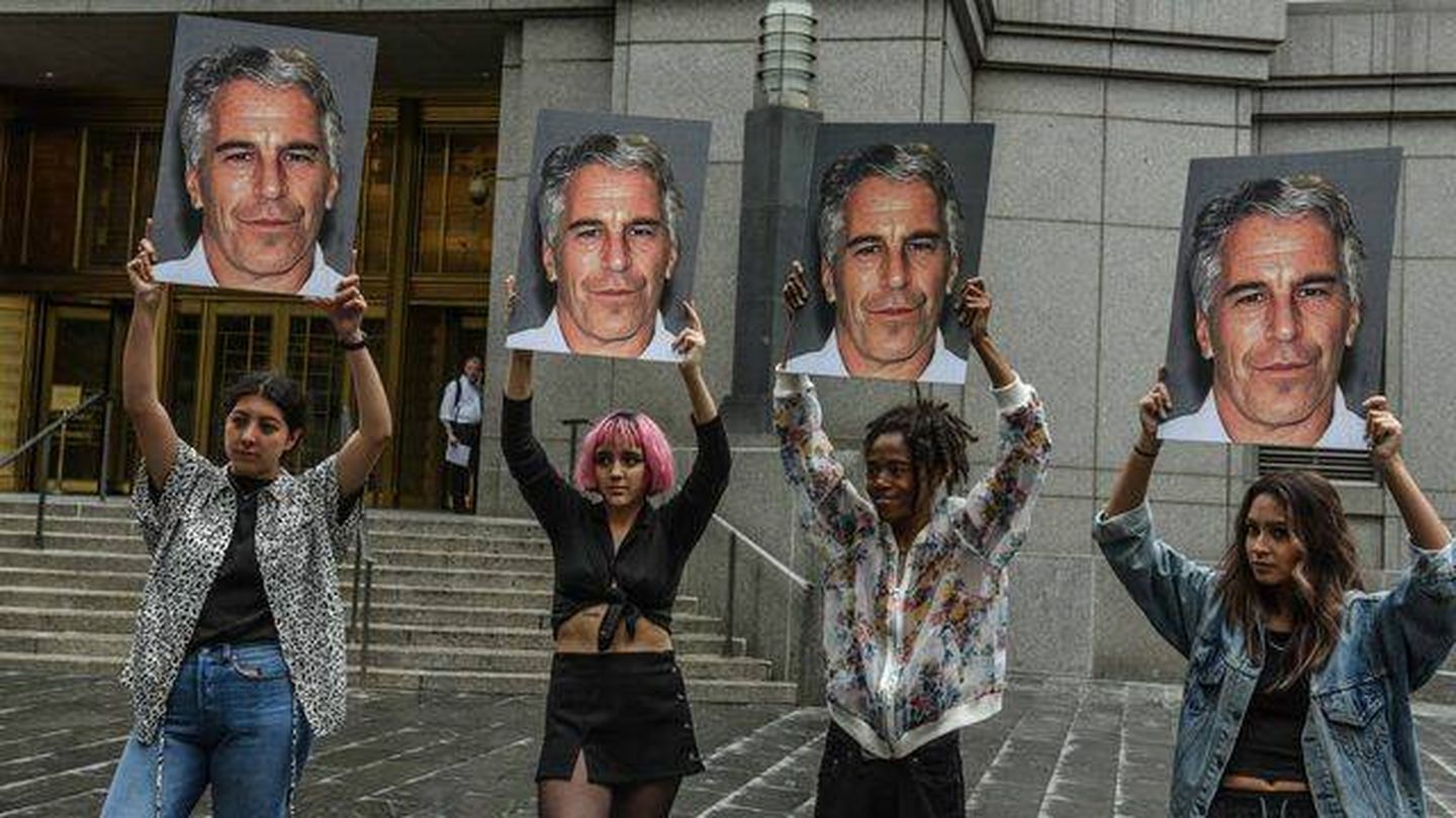 Manifestantes protestan contra Epstein en 2019. (Getty)