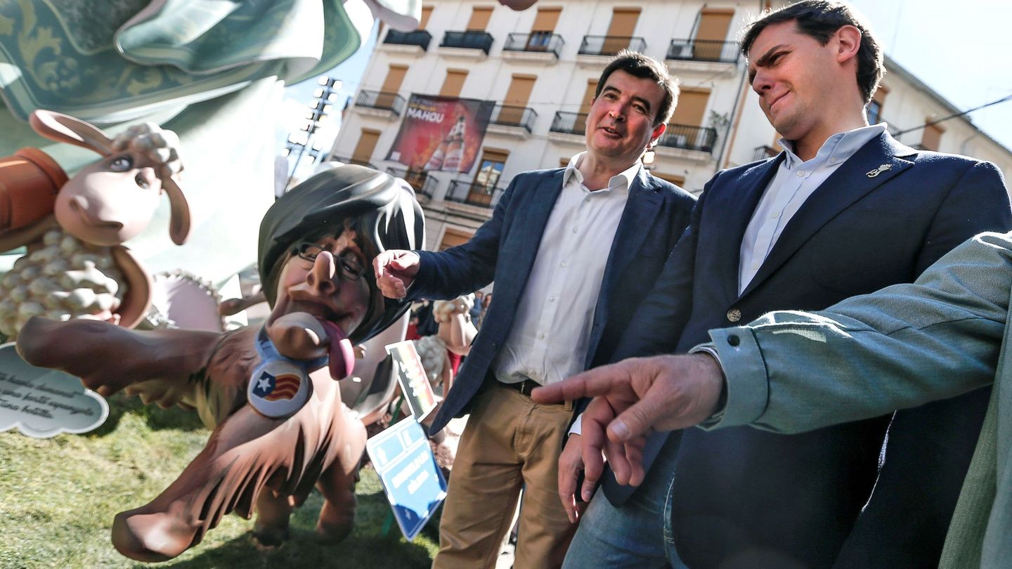 El portavoz de Ciudadanos en Valencia, Fernando Giner, y Albert Rivera, junto a un ninot que parodia a Puigdemont, en las Fallas de Valencia. (EFE)
