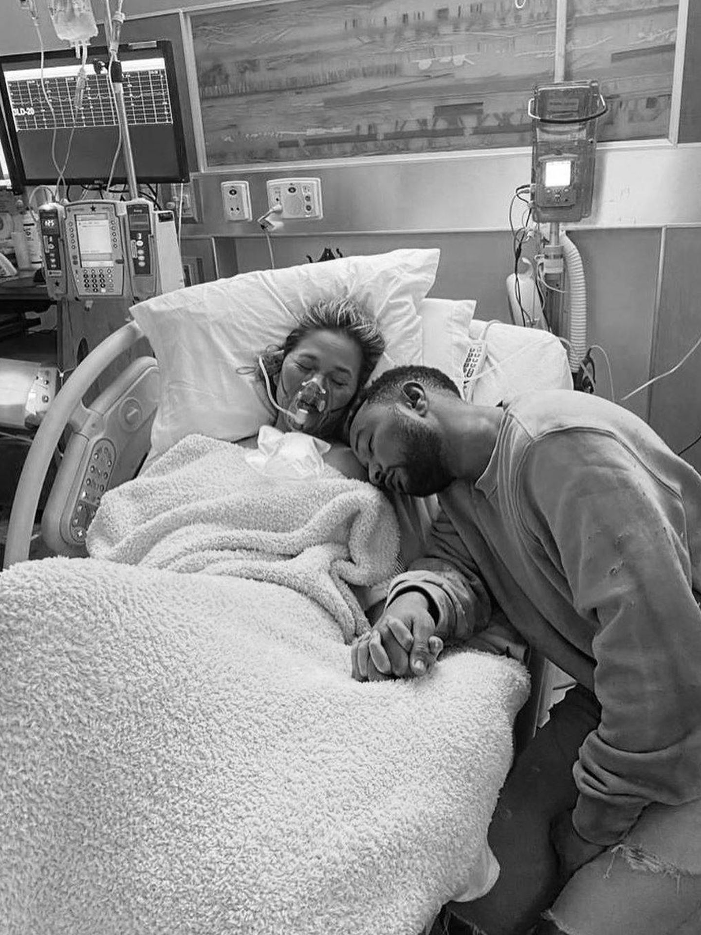 Chrissy Teigen y John Legend, durante estos últimos días en el hospital. (Instagram @chrissyteigen)