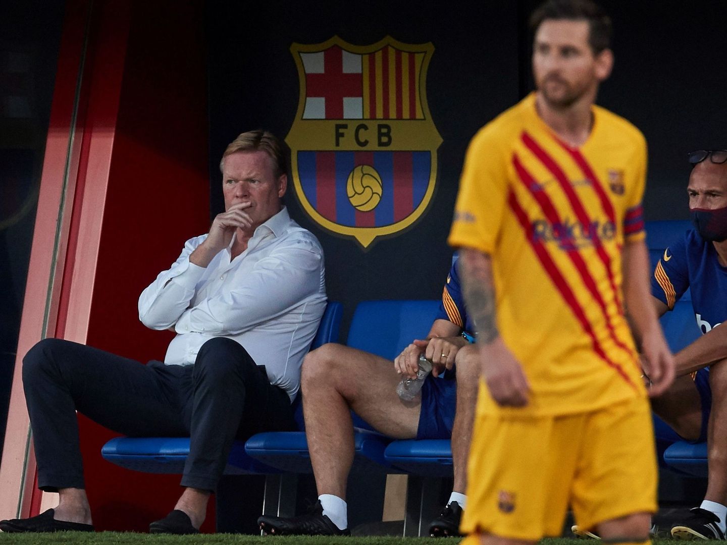 Ronald Koeman, con Messi en primer plano, durante el partido de pretemporada contra el Nástic de Tarragona. (EFE)