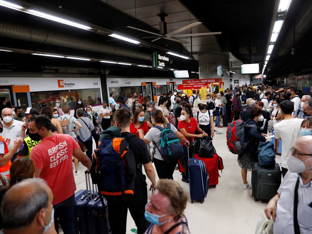 Foto: Una estación de Rodalies repleta de usuarios en Barcelona. (EFE/Alejandro García)