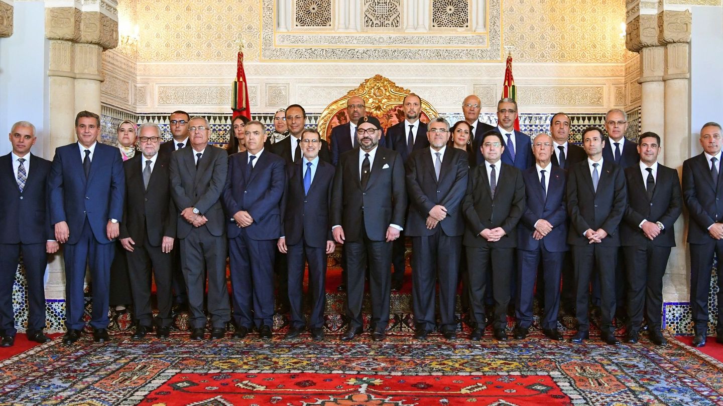 Mohamed VI, junto a los miembros de su nuevo Gobierno. (EFE)