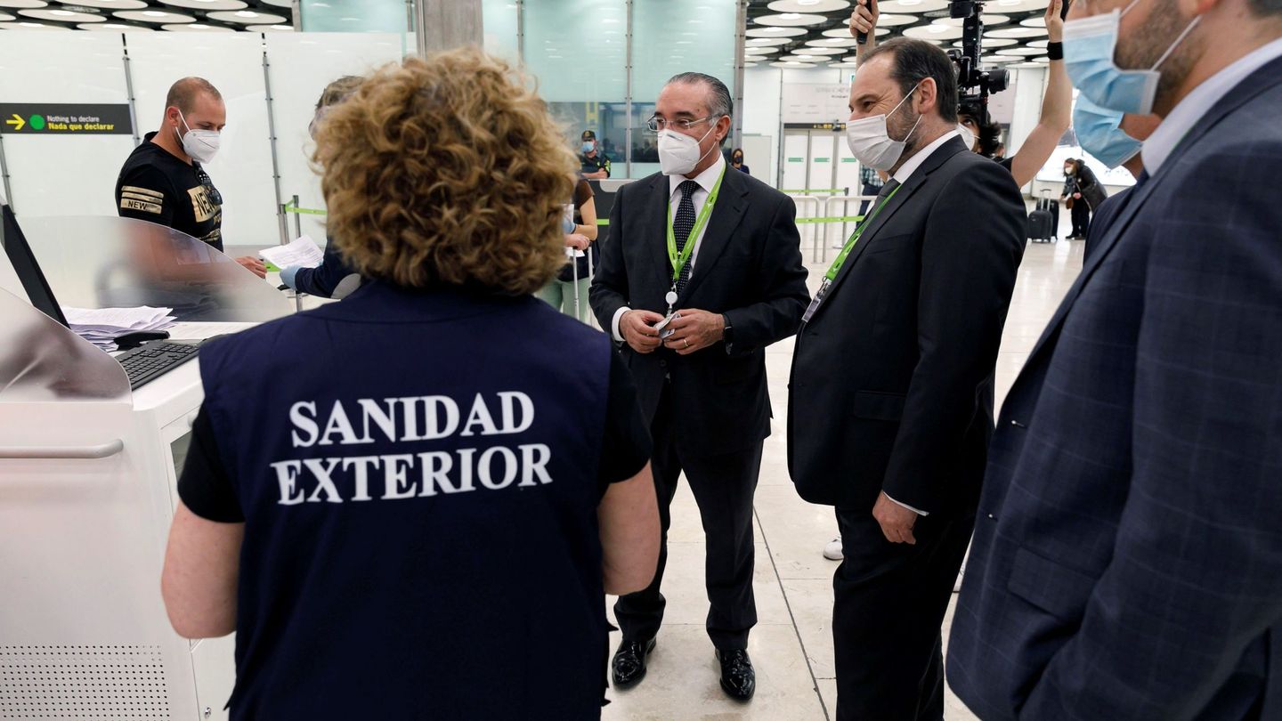 El ministro José Luis Ábalos supervisa las medidas de control en la T4 de Barajas, el 11 de junio. (EFE)