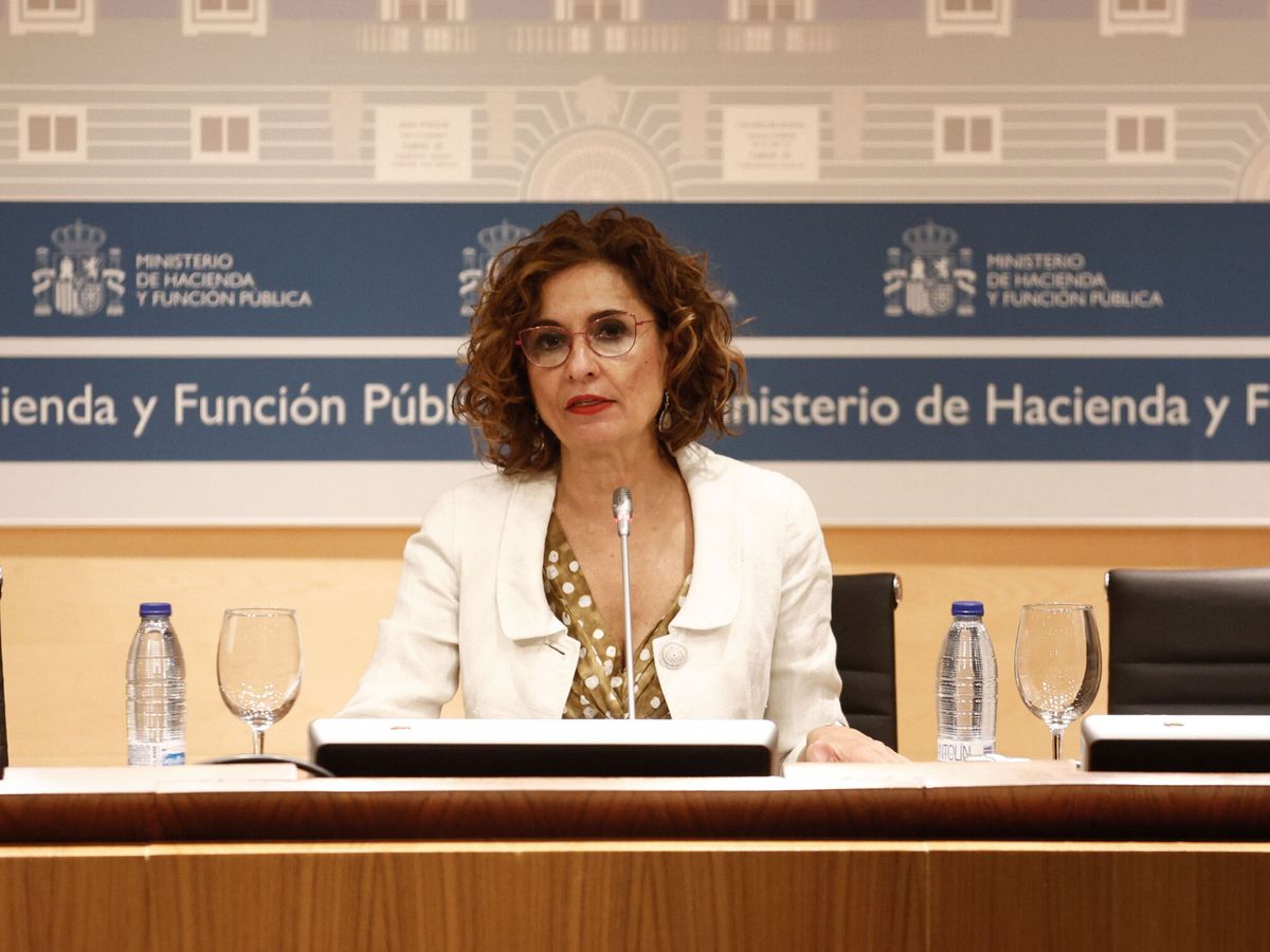 Foto: La ministra de Hacienda, María Jesús Montero, durante su comparecencia para informar de la tasa de referencia de déficit para 2023. (EFE/Rodrigo Jiménez)