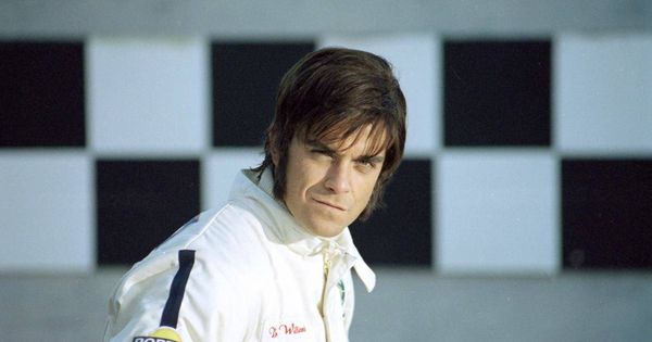 Foto: Robbie Williams hizo un homenaje a la F1 en el videoclip de su canción 'Supreme'.