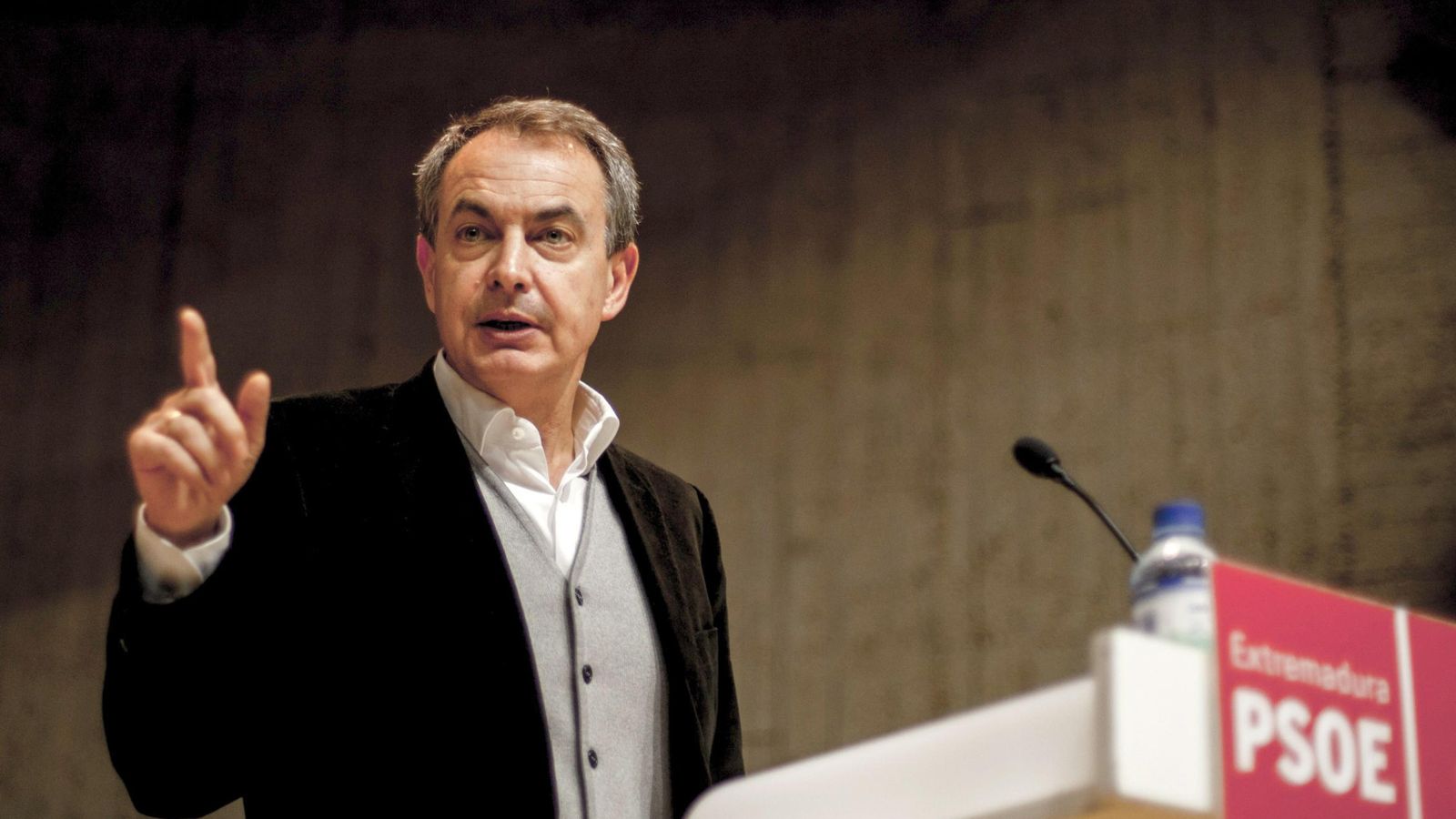 Foto: El expresidente del Gobierno José Luis Rodríguez Zapatero durante un acto en Olivenza (Badajoz) en noviembre de 2015. (EFE)