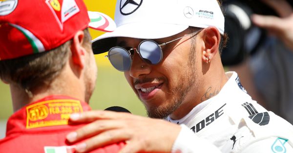 Foto: Hamilton saluda amigablemente a Vettel en el GP de España. (EFE)