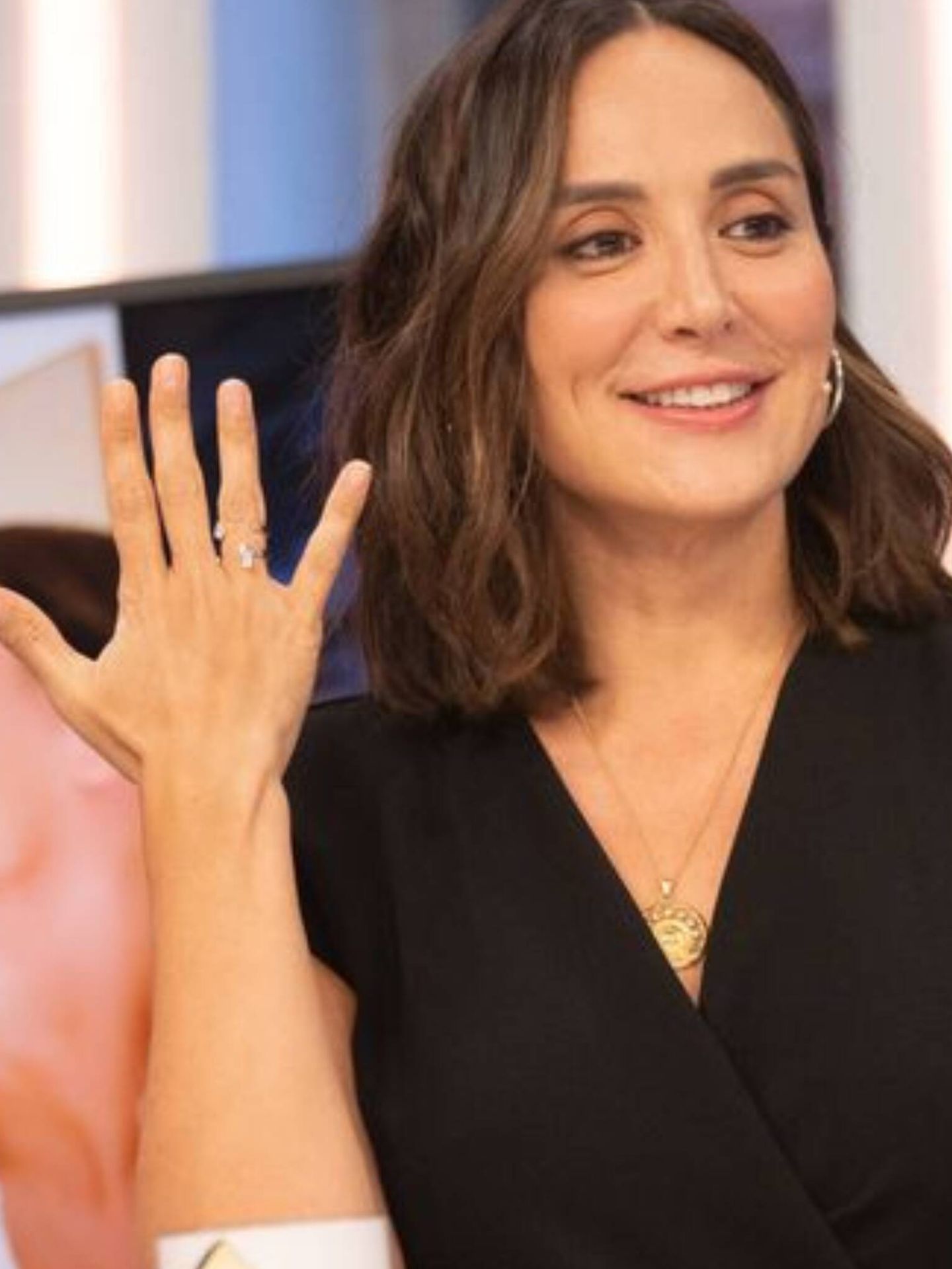 Tamara Falcó mostrando su anillo de compromiso. ('El hormiguero'/Carlos López)