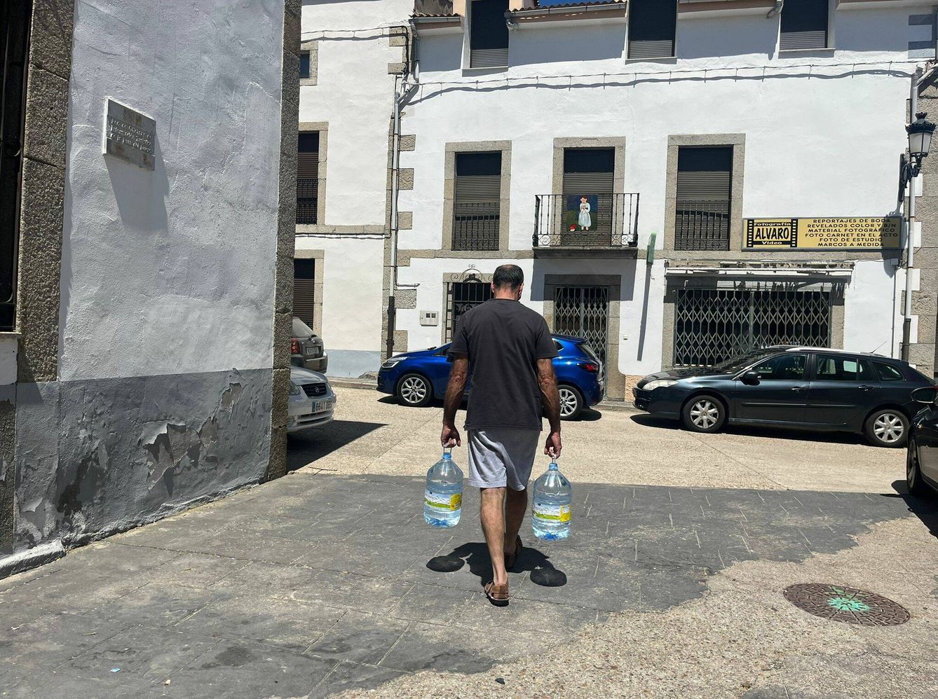 Pepe, otro vecino, transportando sus garrafas de agua potable. (A. F.)