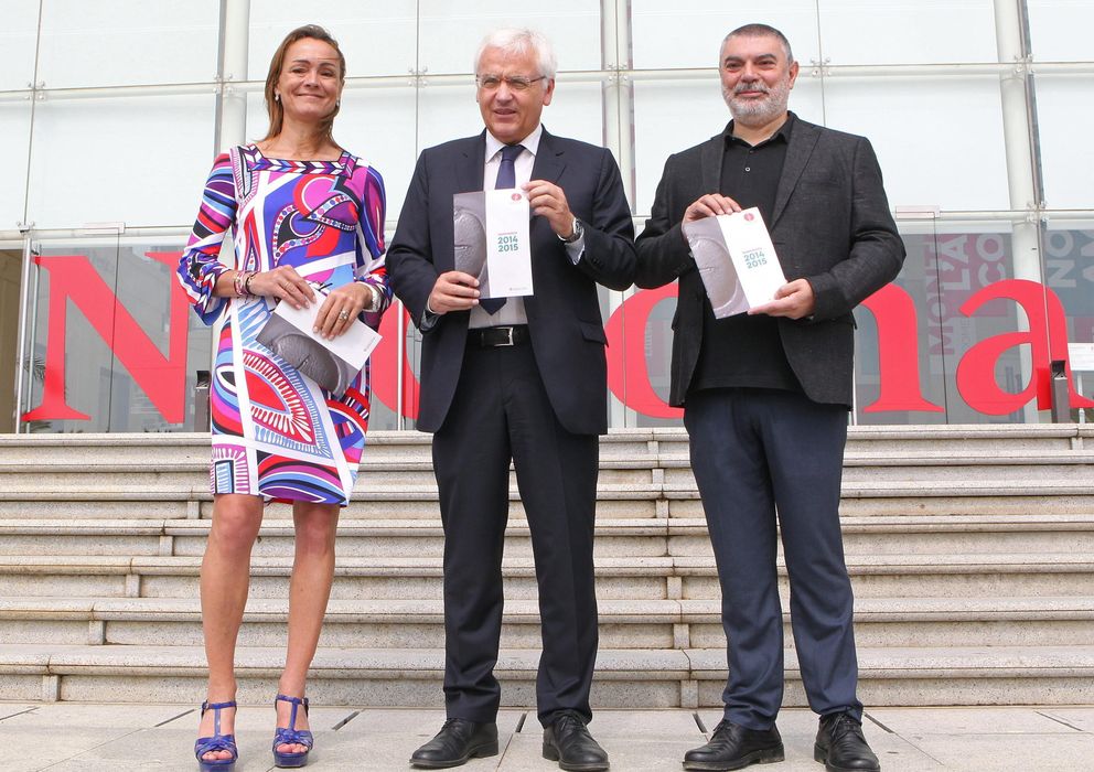 Foto: Sol Daurella, junto al director del Teatro Nacional de Cataluña y el 'conseller' de Cultura (EFE)