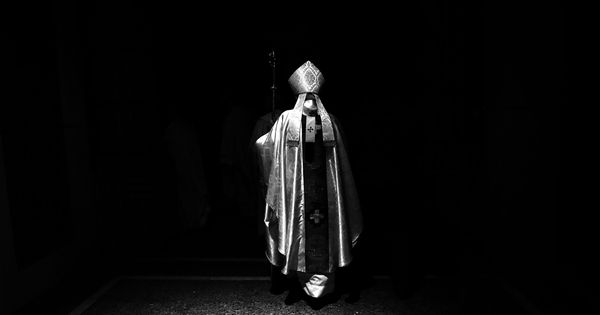 Foto: Un cardenal de la Iglesia católica se retira de la misa que acaba de oficiar. (EFE)