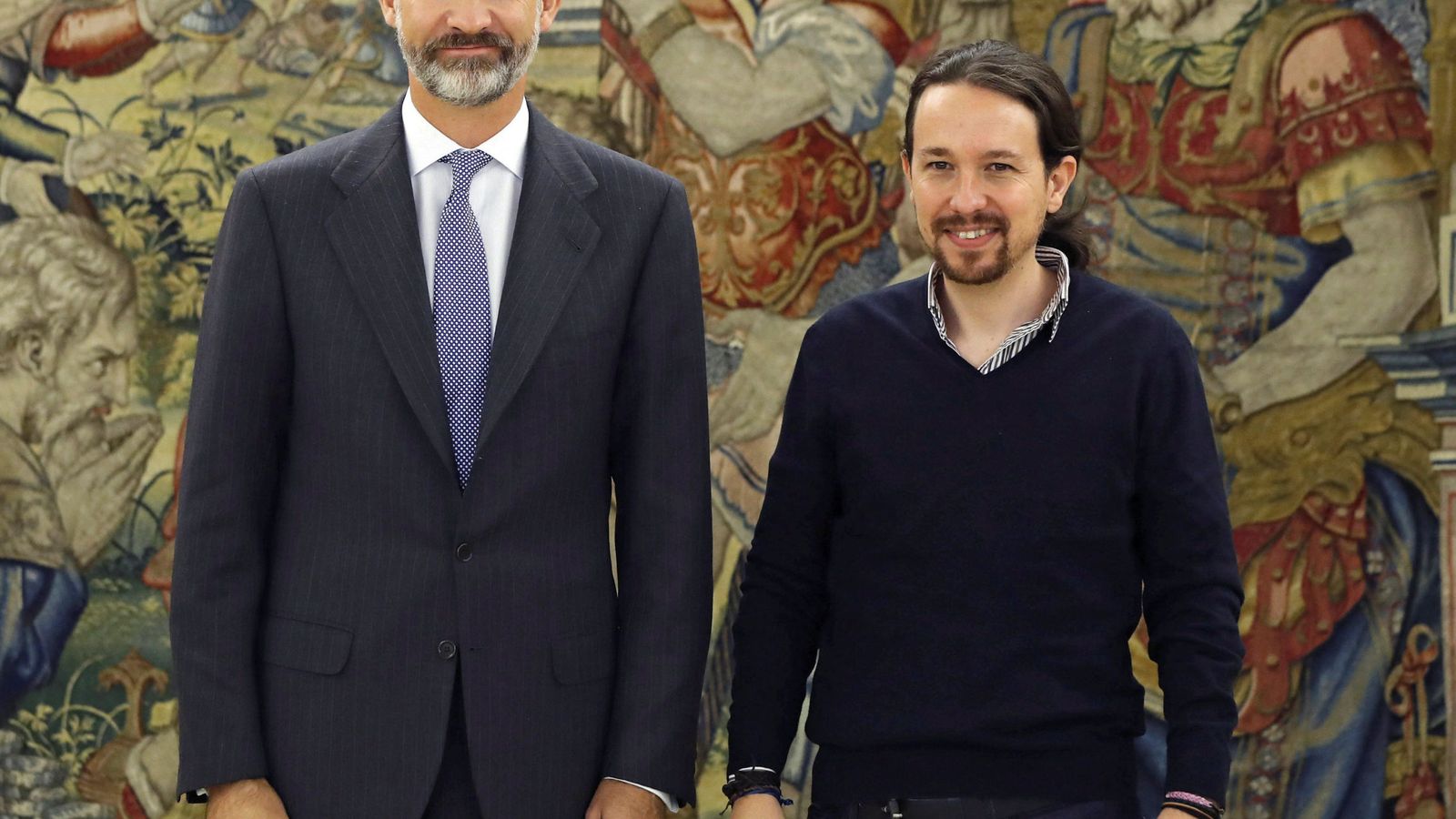Foto: Pablo Iglesias junto a Felipe VI. (Reuters)