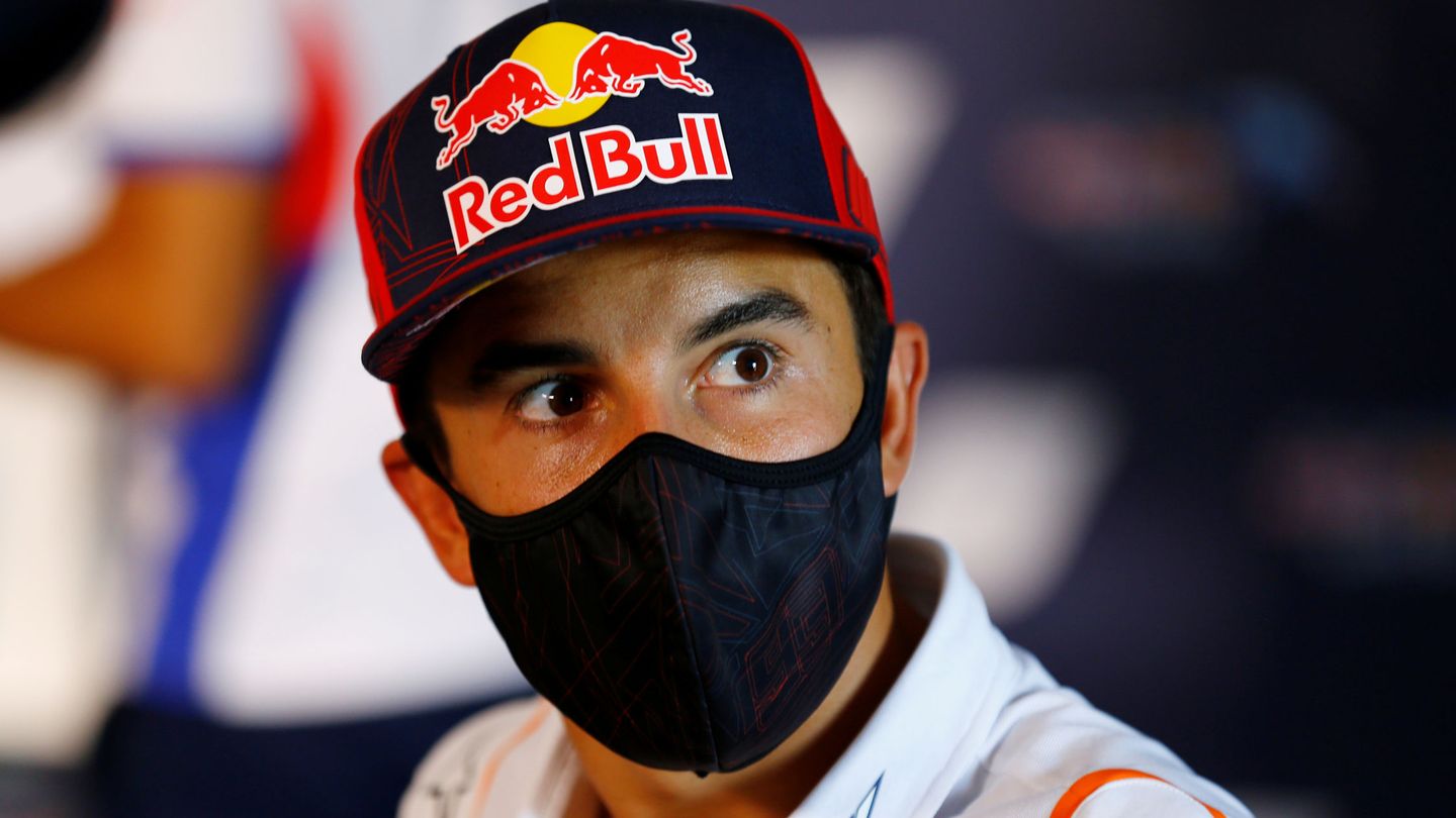 Márquez, con mascarilla antes de entrar en rueda de prensa este jueves. (Reuters)