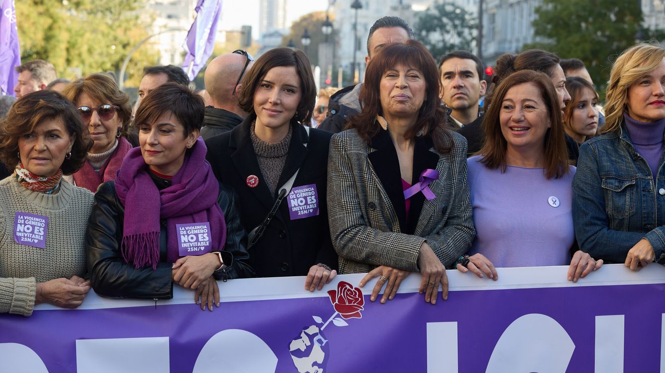 Foto: Carmen Calvo, Isabel Rodríguez, Andrea Fernández, , Ana Redondo, Francina Armengol, y Pilar Alegría, durante la manifestación por el 25N, en Madrid. (Jesús Hellín / Europa Press)