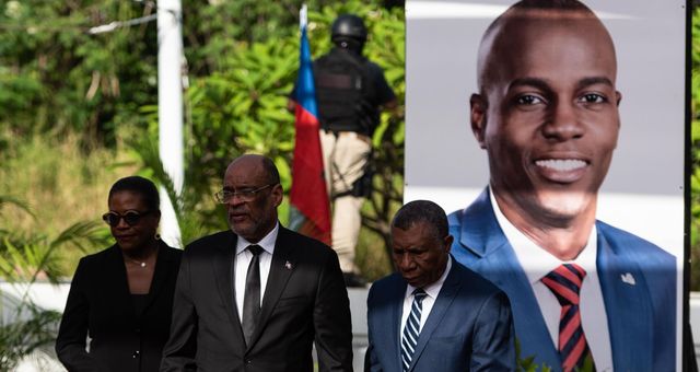 El primer ministro haitiano, Ariel Henry, junto a miembros de su Gobierno, en el segundo aniversario del magnicidio del presidente Jovenel Moise, en Puerto Príncipe (Haití). (EFE/Johnson Sabin)