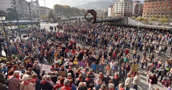 Foto: Concentración de jubilados y pensionistas ante el Atyuntamiento de Bilbao el pasado lunes. (EFE)