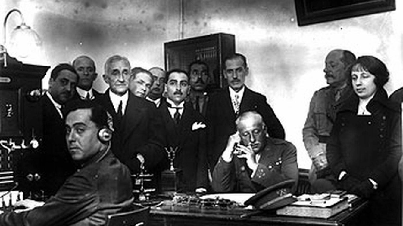 Foto: Miguel Primo de Rivera, en una estación telefónica. (Cedida)