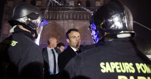 Foto: El presidente de Francia, Emmanuel Macron, habla con los bomberos que trabajan en Notre Dame. (EFE)