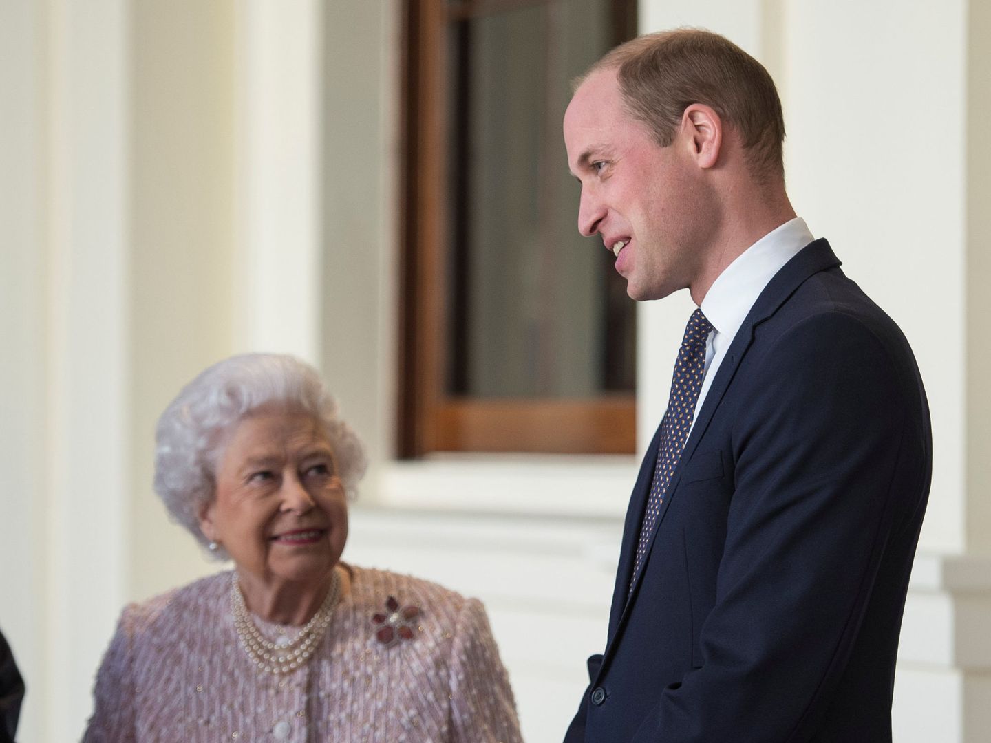 La reina Isabel y el príncipe Guillermo, en una imagen de archivo. (Reuters)