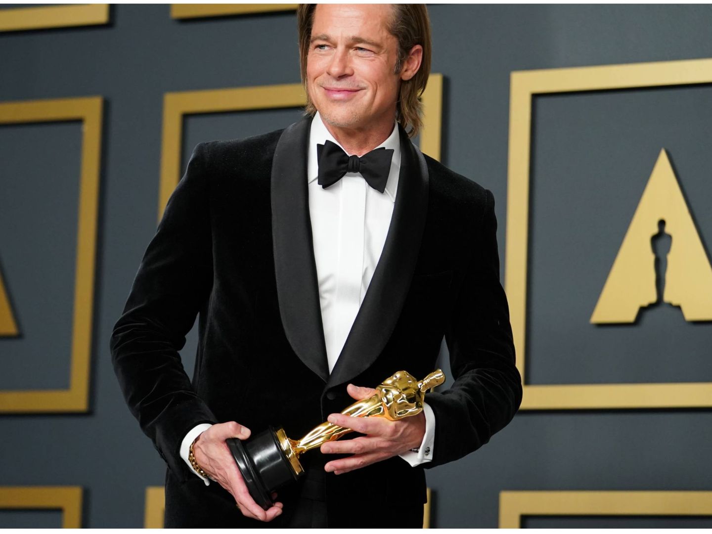 Brad Pitt posa feliz con su galardón. (Getty)