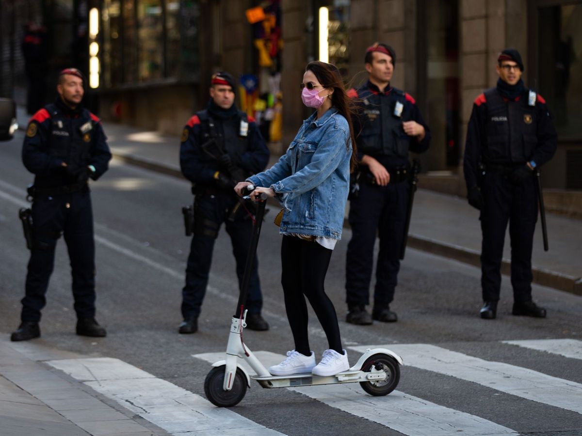 Barcelona quiere que el casco y el seguro sean obligatorios al usar patinetes  eléctricos
