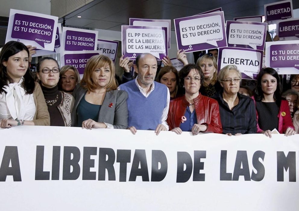 Foto: El secretario general del PSOE, Alfredo Pérez Rubalcaba (5i), junto a la vicesecretaria general del partido, Elena Valenciano (4i) (EFE)