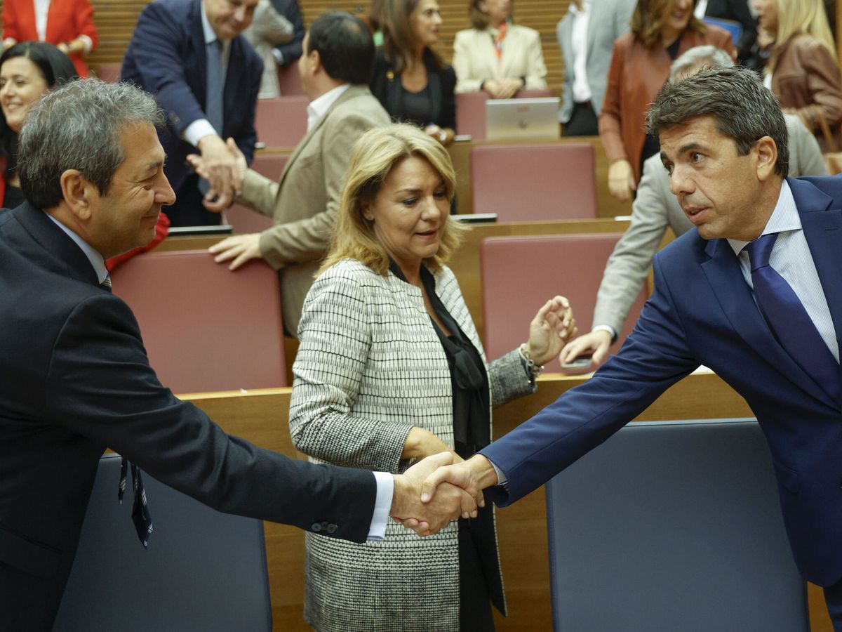 Foto: Carlos Mazón (d), con sus dos vicepresidentes, Vicente Barrera (Vox) y Susana Camarero. (EFE/Kai Försterling) 
