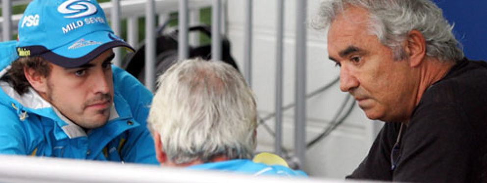 Foto: El jefe de equipo de Renault se despacha con Alonso y Briatore