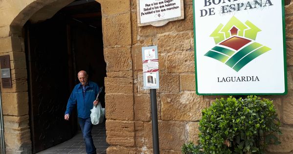 Foto: Un cartel a la entrada del casco histórico de Laguardia da la bienvenida a uno de los pueblos más bonitos de España. (J. M. A.)