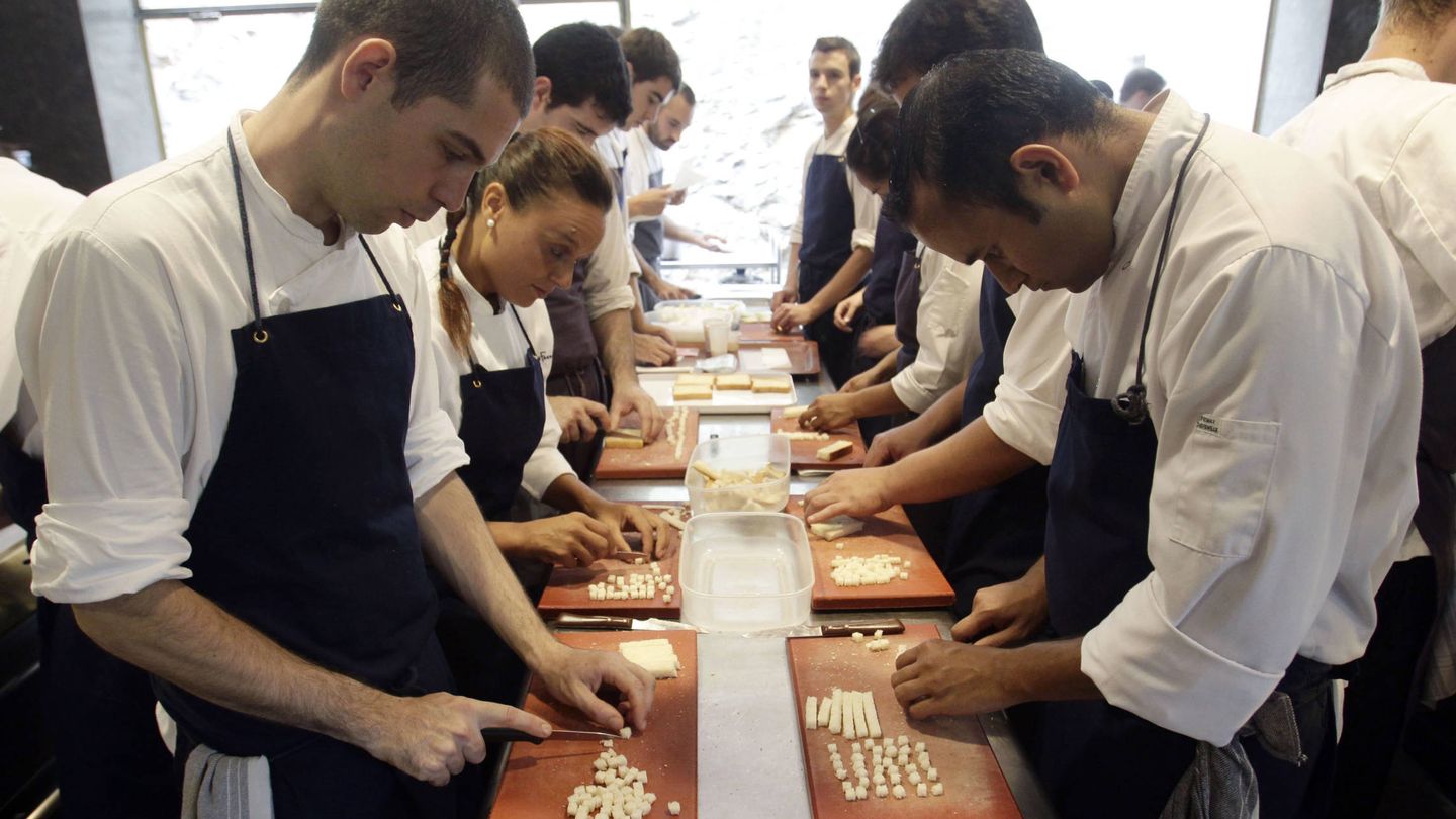 Cocineros preparan la última cena de El Bulli en 2011. (EFE)