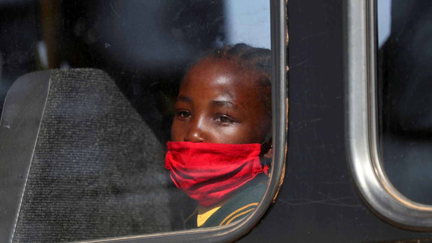 Una niña con mascarilla en la ciudad de Johannesburgo, Sudáfrica. (Reuters)