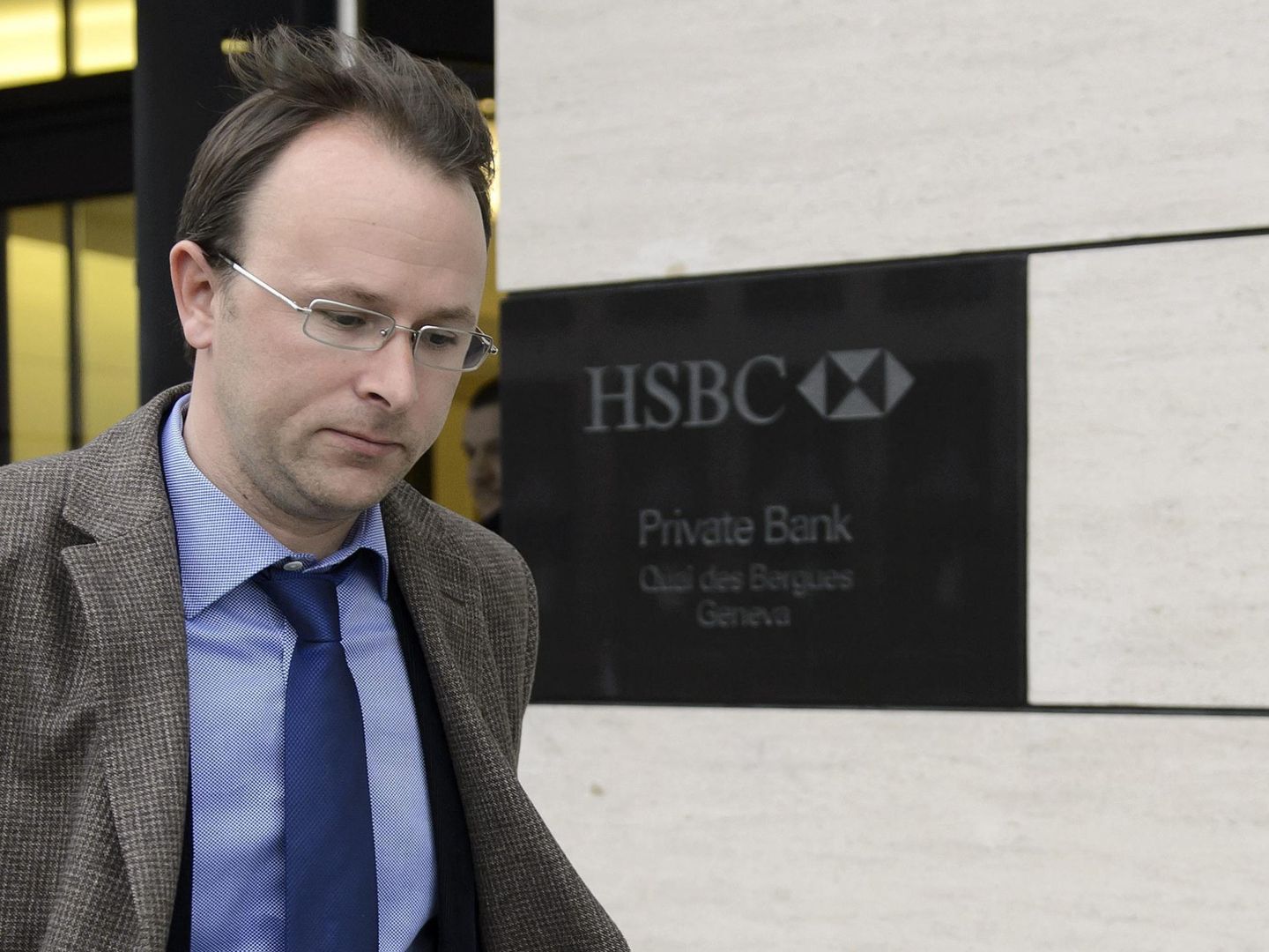 Yves Bertossa, fiscal del cantón de Ginebra, sale de las oficinas de la filial suiza del banco HSBC en Ginebra. (EFE)