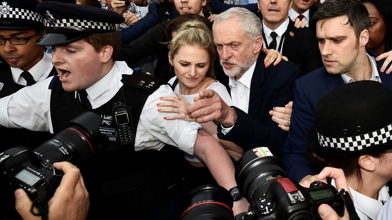 Foto: El líder del Partido Laborista Jeremy Corbyn llega a un mitin del partido en el centro de Londres (Reuters).