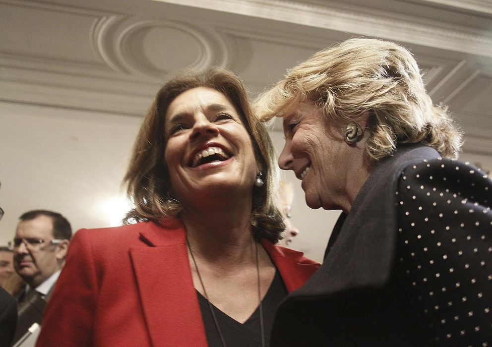 Foto: La presidenta del PP de Madrid, Esperanza Aguirre (d), conversa con la alcaldesa de la capital, Ana Botella. (EFE)