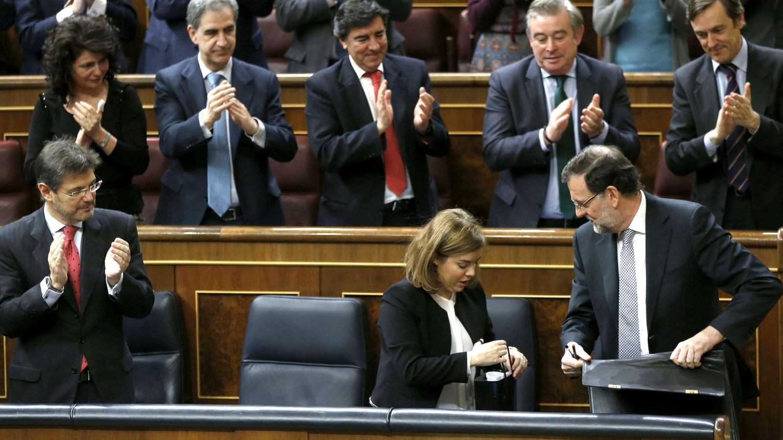 Foto: La bancada popular en el Congreso ovaciona al presidente del Gobierno, Mariano Rajoy. (EFE)