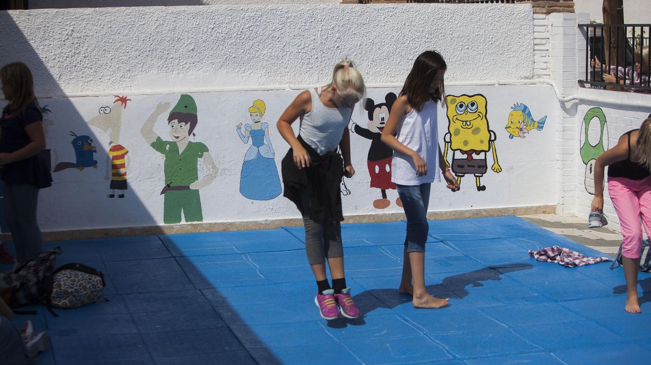 Unas alumnas juegan en un patio del Colegio Finlandés de Fuengirola. (Foto: Fernando Ruso).