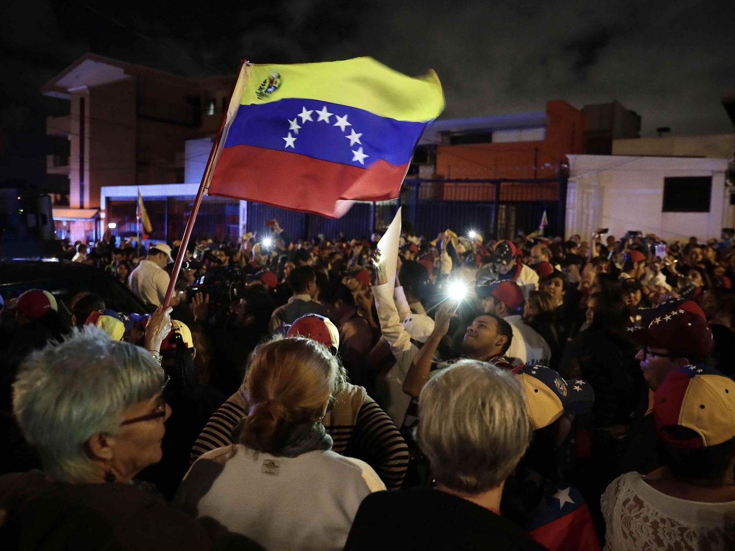 Grupos venezolanos celebran la autoproclamación de Juan Guaidó en Costa Rica. (EFE)