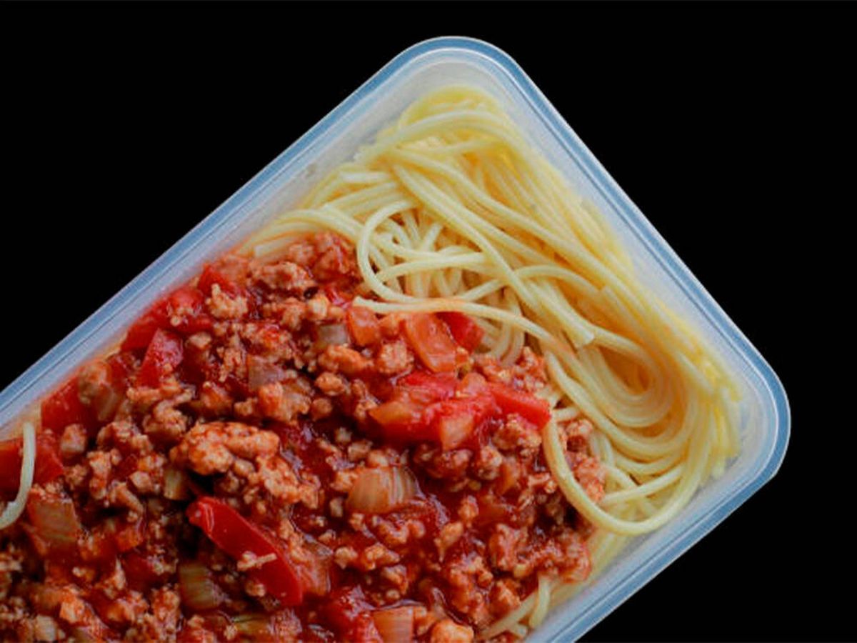 Foto: El truco definitivo para eliminar las complicadas manchas de tomate del táper (iStock)