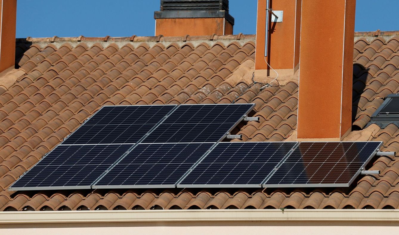 Paneles solares en el tejado de una vivienda. (EFE/ J.J. Guillén)