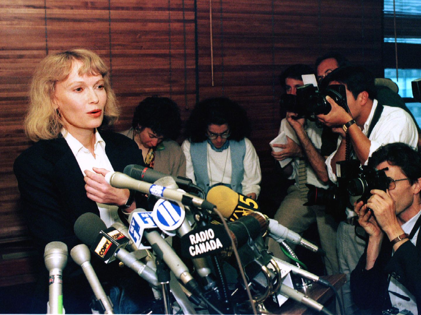 La actriz Mia Farrow contesta a las preguntas sobre el escándalo de los supuestos abusos sexuales a su hija en junio de 1993. (REUTEURS)