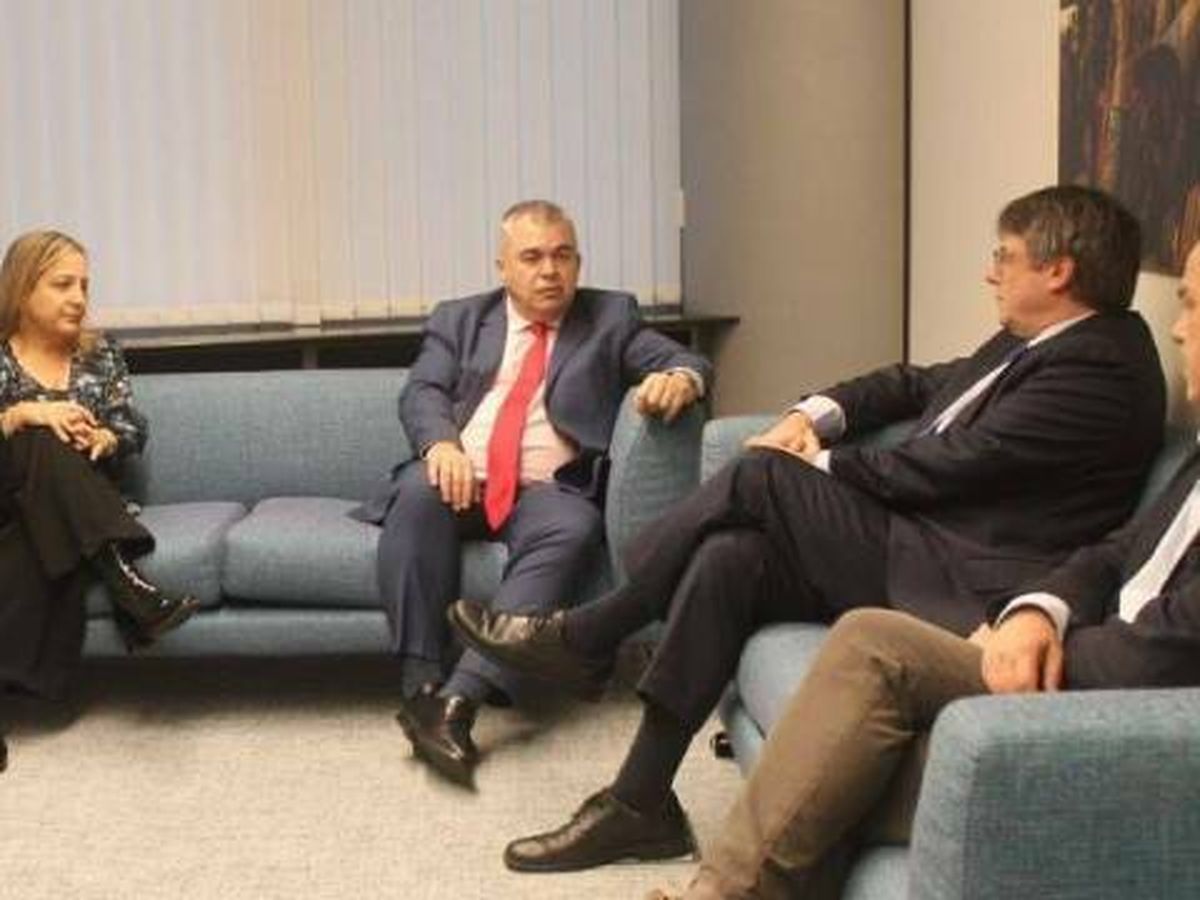 Foto: Santos Cerdán y Carles Puigdemont, en Bruselas, en su reunión del pasado lunes junto a los equipos de PSOE y Junts. (EC)