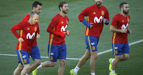 Foto: Iniesta, Busquets, Ramos, Piqué y Carvajal, durante un entrenamiento de la Selección. (EFE)