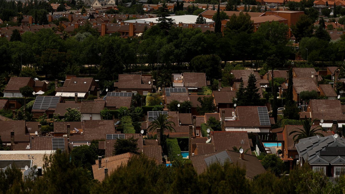 Imagen de los unifamiliares de Rivas, plagados de placas solares en los techos. (Reuters)