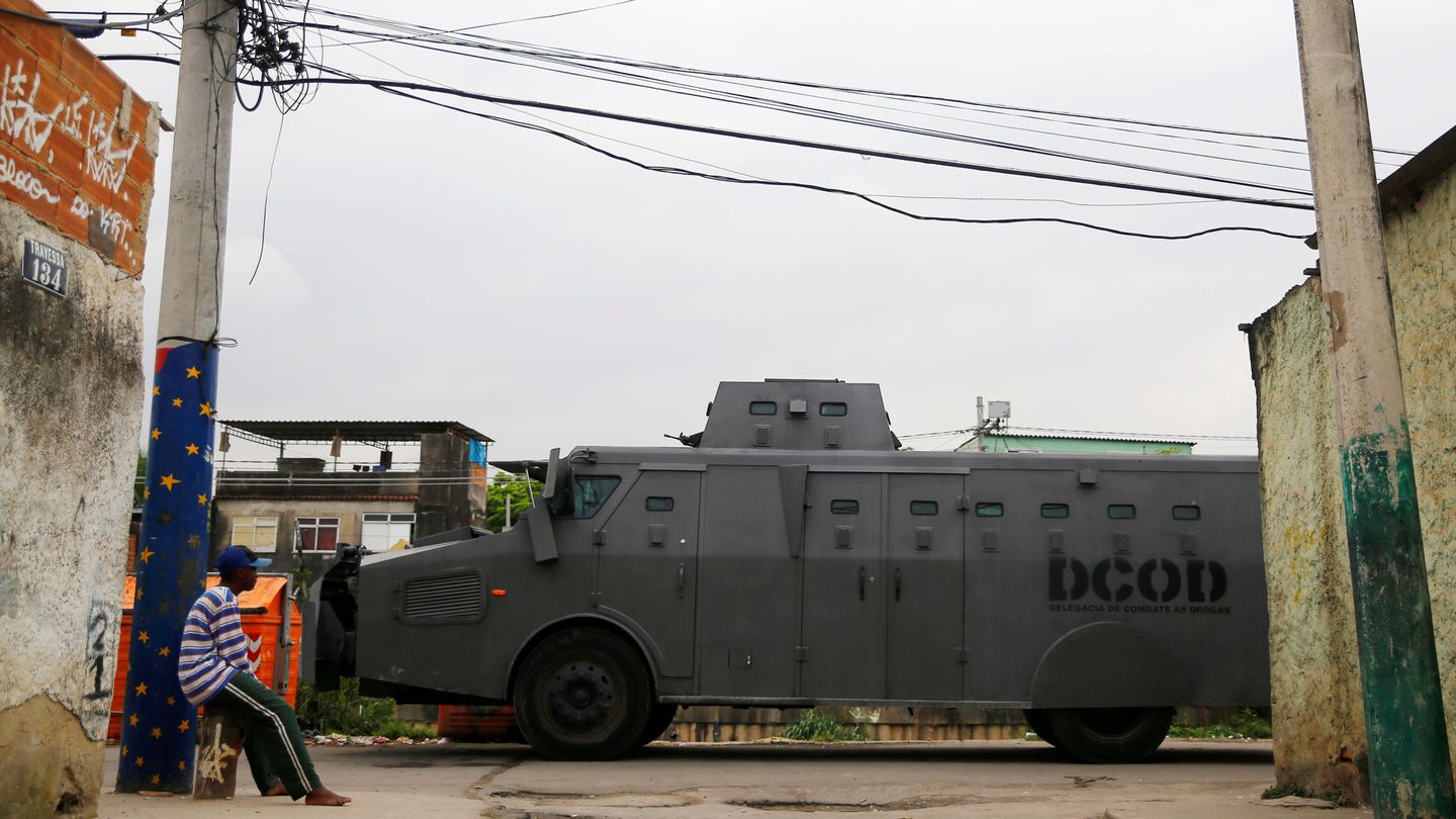 Un hombre observa un blindado policial durante una operación antidroga en Ciudad de Dios, en noviembre de 2016. (Reuters)