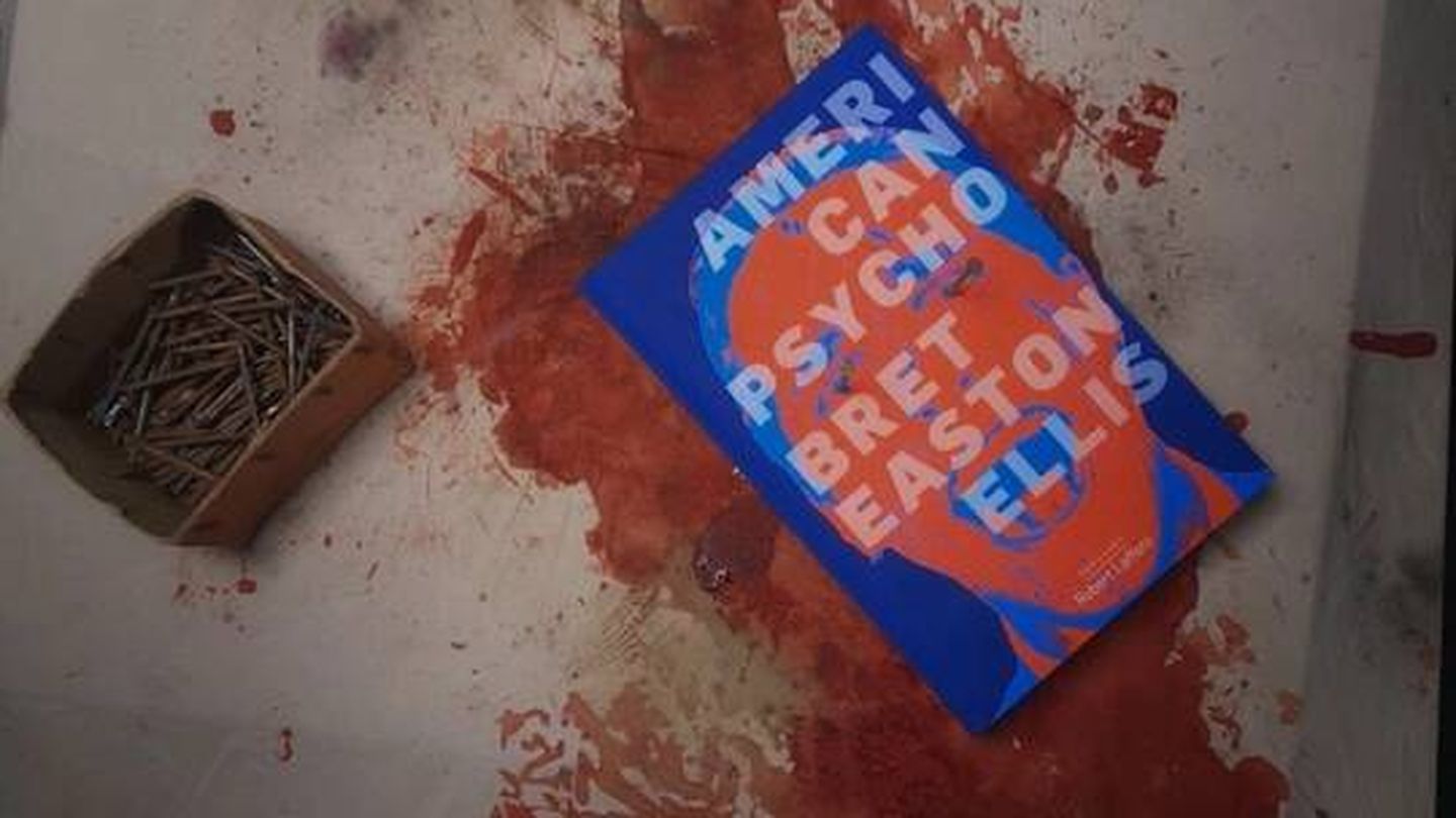 Un ejemplar de 'American Psycho', salpicado de sangre. (Filmin)