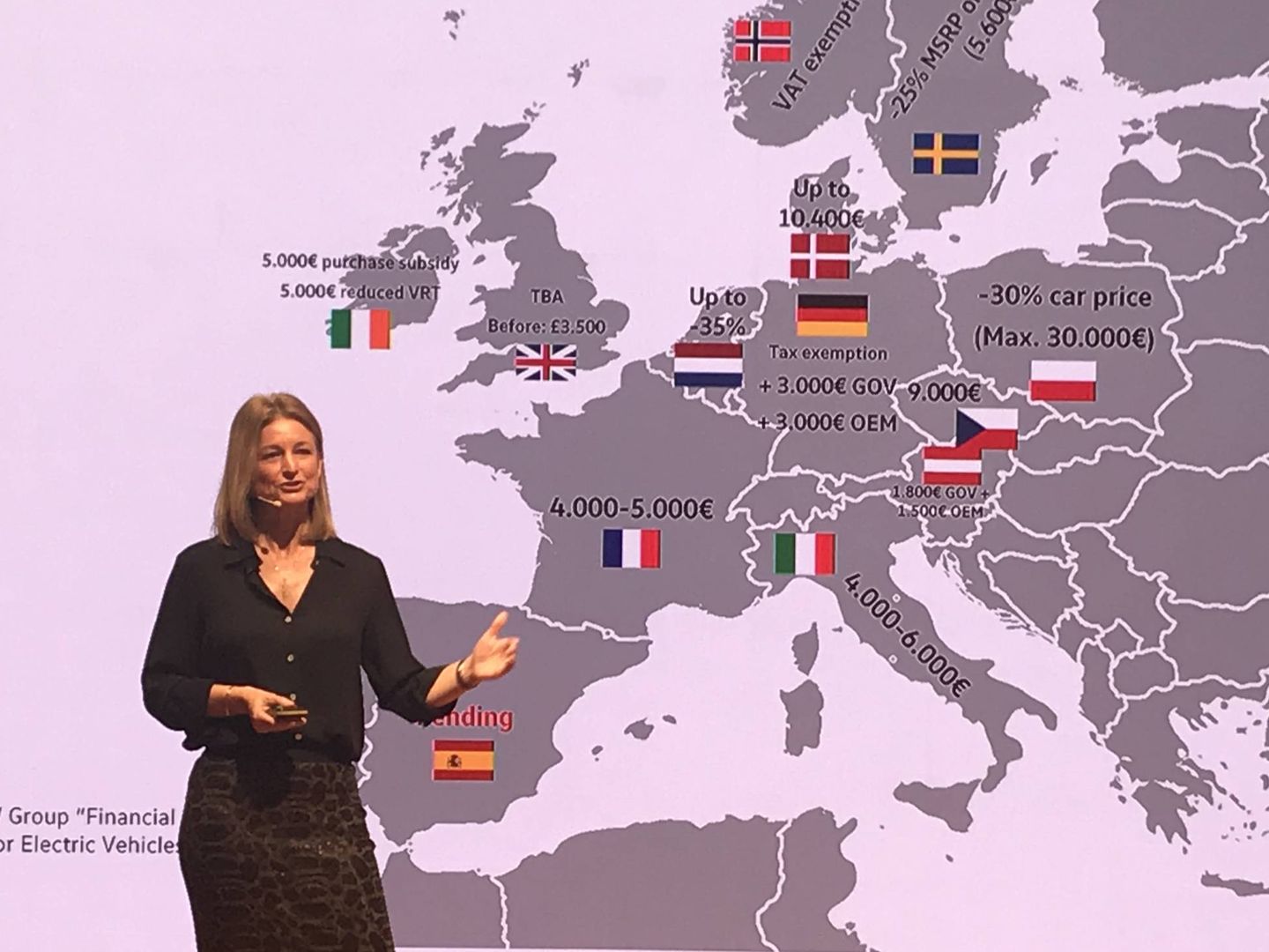 Laura Ros, directora general de Volkswagen España, junto a un mapa con las ayudas al coche eléctrico en Europa.